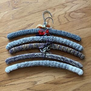 Set of 5 Knitted Hangers in Neutral Tones